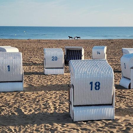 Studio Avec Terrasse, Parking Prive Et Acces Direct A La Plage - Fr-1-465-86 Merville-Franceville-Plage Eksteriør billede