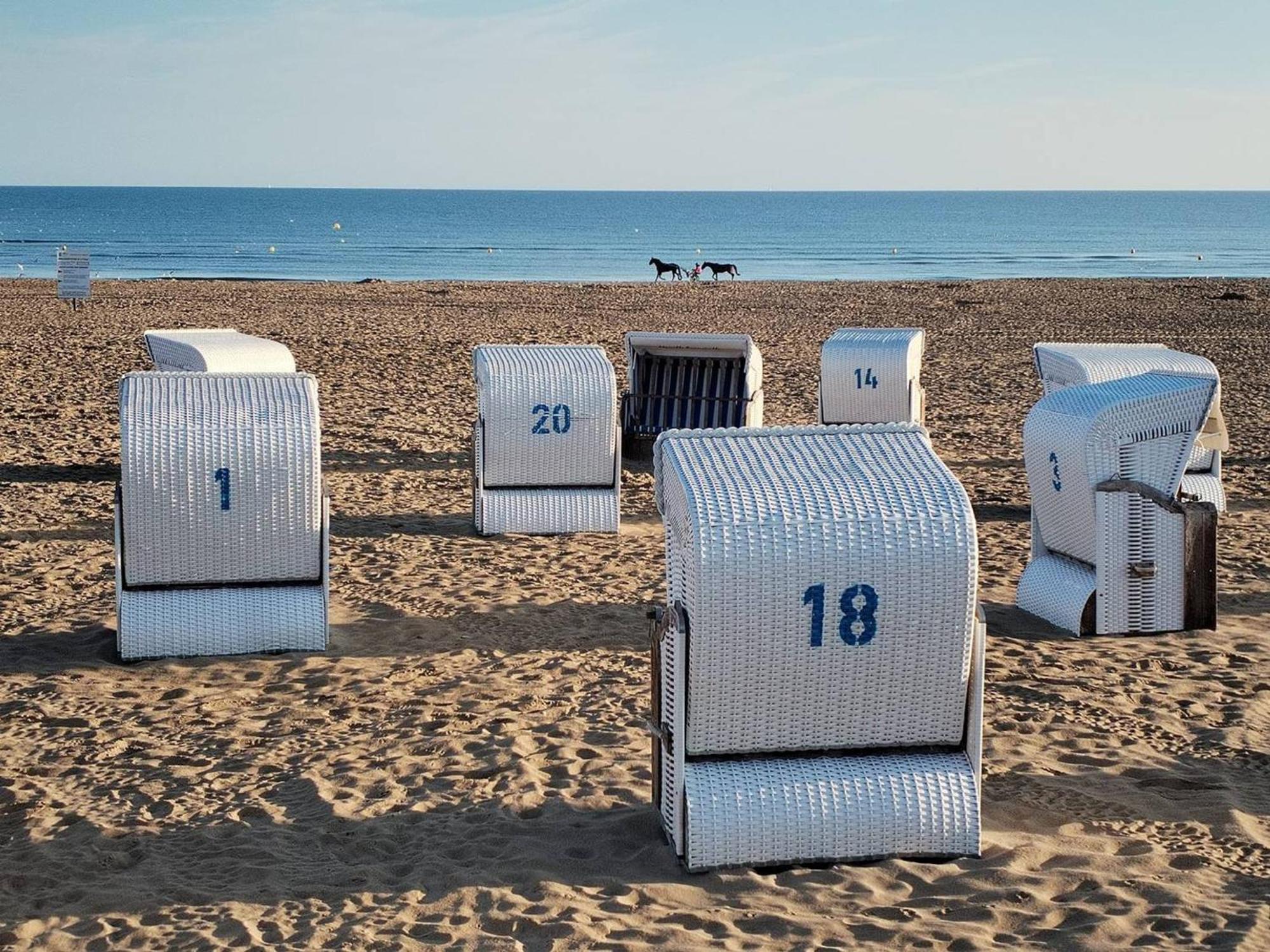 Studio Avec Terrasse, Parking Prive Et Acces Direct A La Plage - Fr-1-465-86 Merville-Franceville-Plage Eksteriør billede